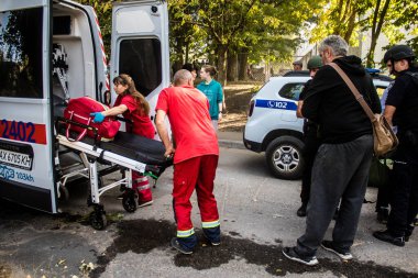 Kharkiv, Ukrayna, 24 Eylül 2024 KAB sınıfı bir savaş başlığıyla donatılmış bir Rus bombardıman uçağı Kharkiv 'deki bir yerleşim yerini kısmen yok etti. Kurtarma ekipleri saldırı mahallinde..