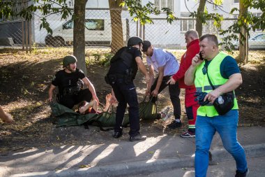 Kharkiv, Ukrayna, 24 Eylül 2024 KAB sınıfı bir savaş başlığıyla donatılmış bir Rus bombardıman uçağı Kharkiv 'deki bir yerleşim yerini kısmen yok etti. Kurtarma ekipleri saldırı mahallinde..