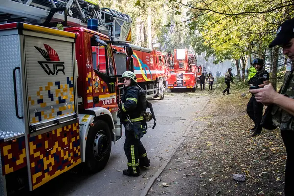 Kharkiv, Ukrayna, 24 Eylül 2024 KAB sınıfı bir savaş başlığıyla donatılmış bir Rus bombardıman uçağı Kharkiv 'deki bir yerleşim yerini kısmen yok etti. Kurtarma ekipleri saldırı mahallinde..