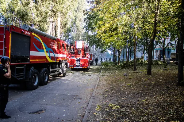 Kharkiv, Ukrayna, 24 Eylül 2024 KAB sınıfı bir savaş başlığıyla donatılmış bir Rus bombardıman uçağı Kharkiv 'deki bir yerleşim yerini kısmen yok etti. Kurtarma ekipleri saldırı mahallinde..