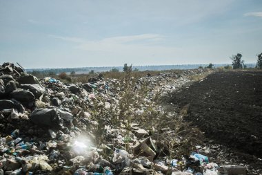 Kharkiv Oblastı, Ukrayna, 18 Eylül 2024 Ukrayna ve Rus silahlı kuvvetleri arasındaki gri bölgede. Bu tampon bölge tehlikeli ve bölgede öfke ile mücadele ediliyor..