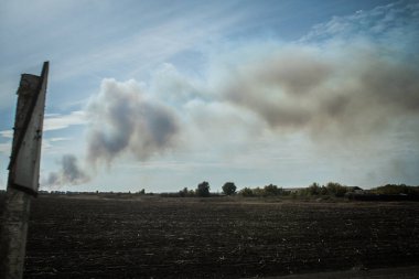 Kharkiv Oblastı, Ukrayna, 18 Eylül 2024 Ukrayna ve Rus silahlı kuvvetleri arasındaki gri bölgede. Bu tampon bölge tehlikeli ve bölgede öfke ile mücadele ediliyor..
