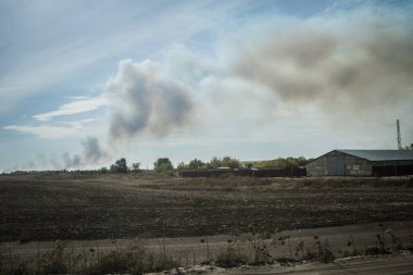 Kharkiv Oblastı, Ukrayna, 18 Eylül 2024 Ukrayna ve Rus silahlı kuvvetleri arasındaki gri bölgede. Bu tampon bölge tehlikeli ve bölgede öfke ile mücadele ediliyor..