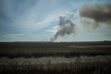 Kharkiv Oblastı, Ukrayna, 18 Eylül 2024 Ukrayna ve Rus silahlı kuvvetleri arasındaki gri bölgede. Bu tampon bölge tehlikeli ve bölgede öfke ile mücadele ediliyor..