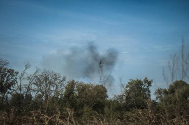 Kharkiv Oblastı, Ukrayna, 18 Eylül 2024 Ukrayna ve Rus silahlı kuvvetleri arasındaki gri bölgede. Bu tampon bölge tehlikeli ve bölgede öfke ile mücadele ediliyor..