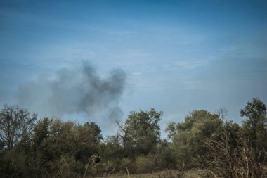 Kharkiv Oblastı, Ukrayna, 18 Eylül 2024 Ukrayna ve Rus silahlı kuvvetleri arasındaki gri bölgede. Bu tampon bölge tehlikeli ve bölgede öfke ile mücadele ediliyor..