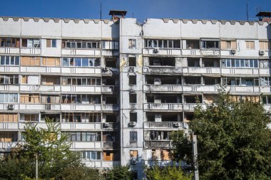 Kharkiv, Ukrayna, 28 Eylül 2024, Harkiv 'in kuzeyindeki Saltivka' da Hasarlı Bina. Banliyö bölgesi, Rusya 'nın bombardımanından ülkedeki diğer bölgelerden daha fazla etkilendi..