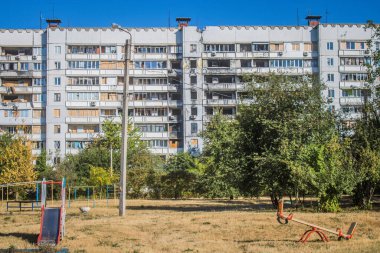Kharkiv, Ukrayna, 28 Eylül 2024, Harkiv 'in kuzeyindeki Saltivka' da Hasarlı Bina. Banliyö bölgesi, Rusya 'nın bombardımanından ülkedeki diğer bölgelerden daha fazla etkilendi..