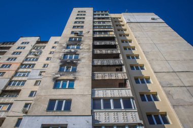 Kharkiv, Ukrayna, 28 Eylül 2024, Harkiv 'in kuzeyindeki Saltivka' da Hasarlı Bina. Banliyö bölgesi, Rusya 'nın bombardımanından ülkedeki diğer bölgelerden daha fazla etkilendi..