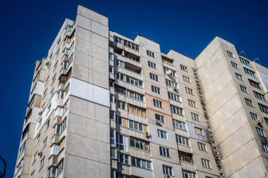 Kharkiv, Ukrayna, 28 Eylül 2024, Harkiv 'in kuzeyindeki Saltivka' da Hasarlı Bina. Banliyö bölgesi, Rusya 'nın bombardımanından ülkedeki diğer bölgelerden daha fazla etkilendi..
