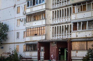 Kharkiv, Ukrayna, 28 Eylül 2024, Harkiv 'in kuzeyindeki Saltivka' da Hasarlı Bina. Banliyö bölgesi, Rusya 'nın bombardımanından ülkedeki diğer bölgelerden daha fazla etkilendi..