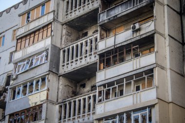 Kharkiv, Ukrayna, 28 Eylül 2024, Harkiv 'in kuzeyindeki Saltivka' da Hasarlı Bina. Banliyö bölgesi, Rusya 'nın bombardımanından ülkedeki diğer bölgelerden daha fazla etkilendi..