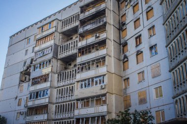 Kharkiv, Ukrayna, 28 Eylül 2024, Harkiv 'in kuzeyindeki Saltivka' da Hasarlı Bina. Banliyö bölgesi, Rusya 'nın bombardımanından ülkedeki diğer bölgelerden daha fazla etkilendi..