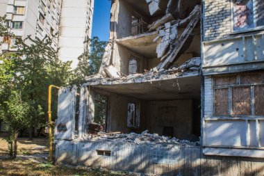 Kharkiv, Ukrayna, 28 Eylül 2024, Harkiv 'in kuzeyindeki Saltivka' da Hasarlı Bina. Banliyö bölgesi, Rusya 'nın bombardımanından ülkedeki diğer bölgelerden daha fazla etkilendi..