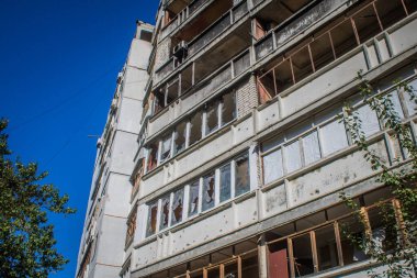 Kharkiv, Ukrayna, 28 Eylül 2024, Harkiv 'in kuzeyindeki Saltivka' da Hasarlı Bina. Banliyö bölgesi, Rusya 'nın bombardımanından ülkedeki diğer bölgelerden daha fazla etkilendi..