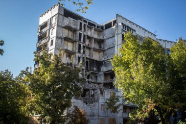 Kharkiv, Ukrayna, 28 Eylül 2024, Harkiv 'in kuzeyindeki Saltivka' da Hasarlı Bina. Banliyö bölgesi, Rusya 'nın bombardımanından ülkedeki diğer bölgelerden daha fazla etkilendi..