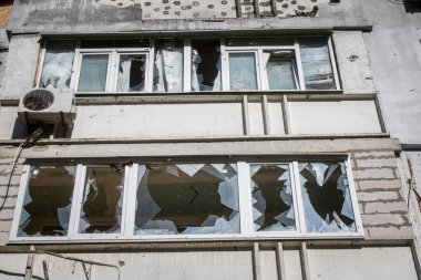 Kharkiv, Ukrayna, 28 Eylül 2024, Harkiv 'in kuzeyindeki Saltivka' da Hasarlı Bina. Banliyö bölgesi, Rusya 'nın bombardımanından ülkedeki diğer bölgelerden daha fazla etkilendi..