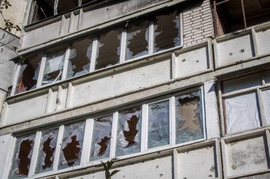 Kharkiv, Ukrayna, 28 Eylül 2024, Harkiv 'in kuzeyindeki Saltivka' da Hasarlı Bina. Banliyö bölgesi, Rusya 'nın bombardımanından ülkedeki diğer bölgelerden daha fazla etkilendi..