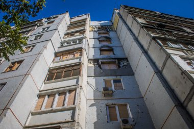 Kharkiv, Ukrayna, 28 Eylül 2024, Harkiv 'in kuzeyindeki Saltivka' da Hasarlı Bina. Banliyö bölgesi, Rusya 'nın bombardımanından ülkedeki diğer bölgelerden daha fazla etkilendi..
