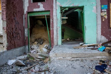 Kharkiv, Ukrayna, 28 Eylül 2024, Harkiv 'in kuzeyindeki Saltivka' da Hasarlı Bina. Banliyö bölgesi, Rusya 'nın bombardımanından ülkedeki diğer bölgelerden daha fazla etkilendi..