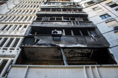 Kharkiv, Ukrayna, 28 Eylül 2024, Harkiv 'in kuzeyindeki Saltivka' da Hasarlı Bina. Banliyö bölgesi, Rusya 'nın bombardımanından ülkedeki diğer bölgelerden daha fazla etkilendi..