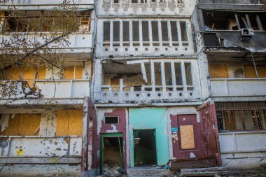 Kharkiv, Ukrayna, 28 Eylül 2024, Harkiv 'in kuzeyindeki Saltivka' da Hasarlı Bina. Banliyö bölgesi, Rusya 'nın bombardımanından ülkedeki diğer bölgelerden daha fazla etkilendi..