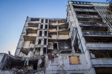 Kharkiv, Ukrayna, 28 Eylül 2024, Harkiv 'in kuzeyindeki Saltivka' da Hasarlı Bina. Banliyö bölgesi, Rusya 'nın bombardımanından ülkedeki diğer bölgelerden daha fazla etkilendi..