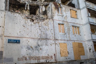 Kharkiv, Ukrayna, 28 Eylül 2024, Harkiv 'in kuzeyindeki Saltivka' da Hasarlı Bina. Banliyö bölgesi, Rusya 'nın bombardımanından ülkedeki diğer bölgelerden daha fazla etkilendi..