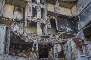 Kharkiv, Ukrayna, 28 Eylül 2024, Harkiv 'in kuzeyindeki Saltivka' da Hasarlı Bina. Banliyö bölgesi, Rusya 'nın bombardımanından ülkedeki diğer bölgelerden daha fazla etkilendi..