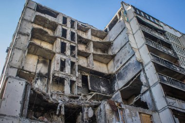 Kharkiv, Ukrayna, 28 Eylül 2024, Harkiv 'in kuzeyindeki Saltivka' da Hasarlı Bina. Banliyö bölgesi, Rusya 'nın bombardımanından ülkedeki diğer bölgelerden daha fazla etkilendi..