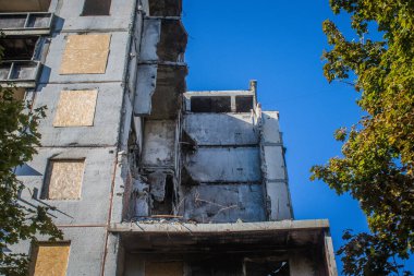 Kharkiv, Ukrayna, 28 Eylül 2024, Harkiv 'in kuzeyindeki Saltivka' da Hasarlı Bina. Banliyö bölgesi, Rusya 'nın bombardımanından ülkedeki diğer bölgelerden daha fazla etkilendi..