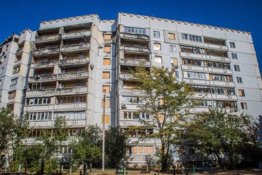 Kharkiv, Ukrayna, 28 Eylül 2024, Harkiv 'in kuzeyindeki Saltivka' da Hasarlı Bina. Banliyö bölgesi, Rusya 'nın bombardımanından ülkedeki diğer bölgelerden daha fazla etkilendi..