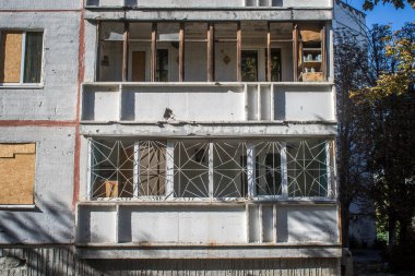 Kharkiv, Ukrayna, 28 Eylül 2024, Harkiv 'in kuzeyindeki Saltivka' da Hasarlı Bina. Banliyö bölgesi, Rusya 'nın bombardımanından ülkedeki diğer bölgelerden daha fazla etkilendi..