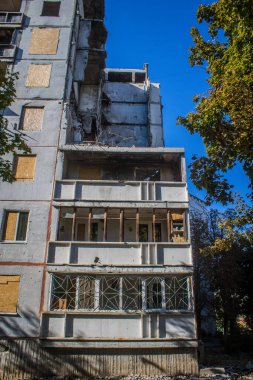 Kharkiv, Ukrayna, 28 Eylül 2024, Harkiv 'in kuzeyindeki Saltivka' da Hasarlı Bina. Banliyö bölgesi, Rusya 'nın bombardımanından ülkedeki diğer bölgelerden daha fazla etkilendi..