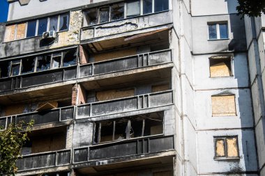 Kharkiv, Ukrayna, 28 Eylül 2024, Harkiv 'in kuzeyindeki Saltivka' da Hasarlı Bina. Banliyö bölgesi, Rusya 'nın bombardımanından ülkedeki diğer bölgelerden daha fazla etkilendi..