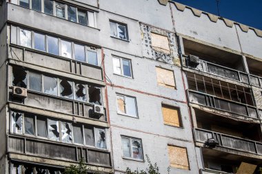 Kharkiv, Ukrayna, 28 Eylül 2024, Harkiv 'in kuzeyindeki Saltivka' da Hasarlı Bina. Banliyö bölgesi, Rusya 'nın bombardımanından ülkedeki diğer bölgelerden daha fazla etkilendi..