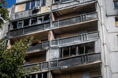 Kharkiv, Ukrayna, 28 Eylül 2024, Harkiv 'in kuzeyindeki Saltivka' da Hasarlı Bina. Banliyö bölgesi, Rusya 'nın bombardımanından ülkedeki diğer bölgelerden daha fazla etkilendi..