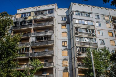 Kharkiv, Ukrayna, 28 Eylül 2024, Harkiv 'in kuzeyindeki Saltivka' da Hasarlı Bina. Banliyö bölgesi, Rusya 'nın bombardımanından ülkedeki diğer bölgelerden daha fazla etkilendi..