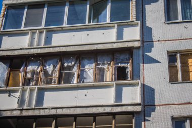 Kharkiv, Ukrayna, 28 Eylül 2024, Harkiv 'in kuzeyindeki Saltivka' da Hasarlı Bina. Banliyö bölgesi, Rusya 'nın bombardımanından ülkedeki diğer bölgelerden daha fazla etkilendi..