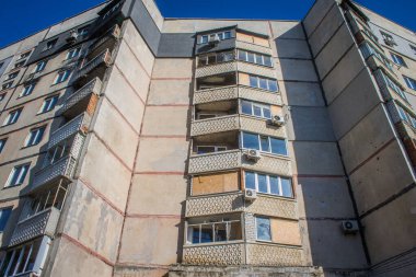 Kharkiv, Ukrayna, 28 Eylül 2024, Harkiv 'in kuzeyindeki Saltivka' da Hasarlı Bina. Banliyö bölgesi, Rusya 'nın bombardımanından ülkedeki diğer bölgelerden daha fazla etkilendi..