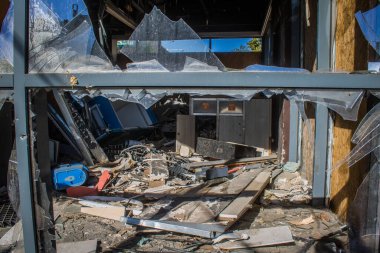 Kharkiv, Ukrayna, 28 Eylül 2024, Harkiv 'in kuzeyindeki Saltivka' da Hasarlı Bina. Banliyö bölgesi, Rusya 'nın bombardımanından ülkedeki diğer bölgelerden daha fazla etkilendi..