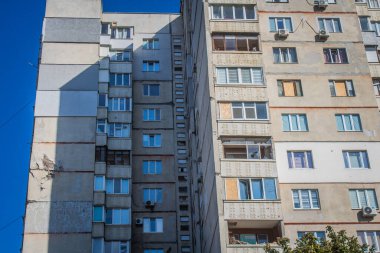 Kharkiv, Ukrayna, 28 Eylül 2024, Harkiv 'in kuzeyindeki Saltivka' da Hasarlı Bina. Banliyö bölgesi, Rusya 'nın bombardımanından ülkedeki diğer bölgelerden daha fazla etkilendi..