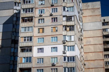 Kharkiv, Ukrayna, 28 Eylül 2024, Harkiv 'in kuzeyindeki Saltivka' da Hasarlı Bina. Banliyö bölgesi, Rusya 'nın bombardımanından ülkedeki diğer bölgelerden daha fazla etkilendi..