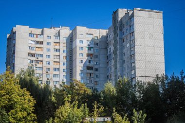 Kharkiv, Ukrayna, 28 Eylül 2024, Harkiv 'in kuzeyindeki Saltivka' da Hasarlı Bina. Banliyö bölgesi, Rusya 'nın bombardımanından ülkedeki diğer bölgelerden daha fazla etkilendi..