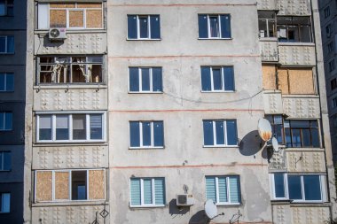 Kharkiv, Ukrayna, 28 Eylül 2024, Harkiv 'in kuzeyindeki Saltivka' da Hasarlı Bina. Banliyö bölgesi, Rusya 'nın bombardımanından ülkedeki diğer bölgelerden daha fazla etkilendi..