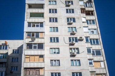 Kharkiv, Ukrayna, 28 Eylül 2024, Harkiv 'in kuzeyindeki Saltivka' da Hasarlı Bina. Banliyö bölgesi, Rusya 'nın bombardımanından ülkedeki diğer bölgelerden daha fazla etkilendi..