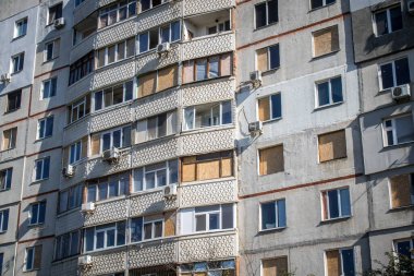 Kharkiv, Ukrayna, 28 Eylül 2024, Harkiv 'in kuzeyindeki Saltivka' da Hasarlı Bina. Banliyö bölgesi, Rusya 'nın bombardımanından ülkedeki diğer bölgelerden daha fazla etkilendi..