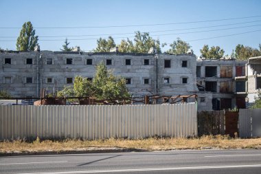 Kharkiv, Ukrayna, 28 Eylül 2024, Harkiv 'in kuzeyindeki Saltivka' da Hasarlı Bina. Banliyö bölgesi, Rusya 'nın bombardımanından ülkedeki diğer bölgelerden daha fazla etkilendi..