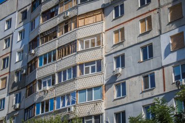 Kharkiv, Ukrayna, 28 Eylül 2024, Harkiv 'in kuzeyindeki Saltivka' da Hasarlı Bina. Banliyö bölgesi, Rusya 'nın bombardımanından ülkedeki diğer bölgelerden daha fazla etkilendi..