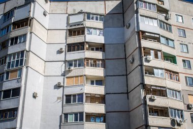 Kharkiv, Ukrayna, 28 Eylül 2024, Harkiv 'in kuzeyindeki Saltivka' da Hasarlı Bina. Banliyö bölgesi, Rusya 'nın bombardımanından ülkedeki diğer bölgelerden daha fazla etkilendi..